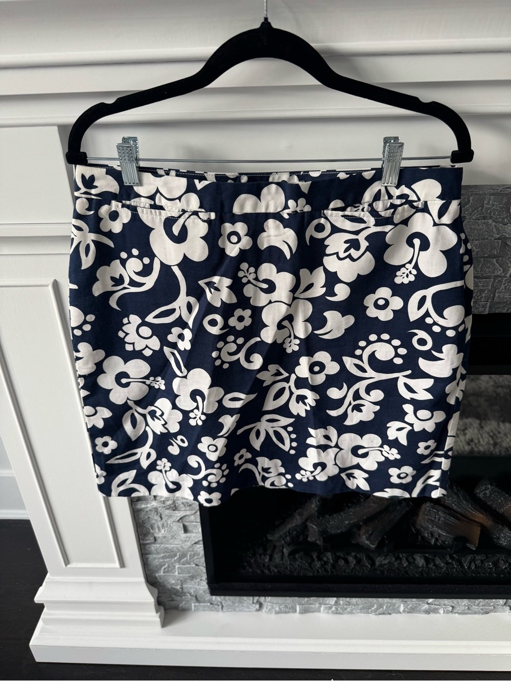 Tommy Hilfiger Women’s Mini Skirt navy with white hibiscus & tropical florals
